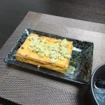 今夜は厚揚げ焼きとイナバのタイカレーで晩酌