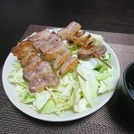 今夜は豚串とタレ塩キャベツをつまみに一杯