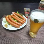 今夜の晩酌 あらびきソーセージを齧って一杯