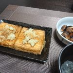 今夜の晩酌 カリッと焼いた厚揚げ焼きに焼きニンニクをつまみに一杯