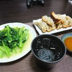 今夜は餃子と青菜の炒め物で家飲み