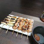 今夜の晩酌は鶏つくねの串焼きを肴に一杯