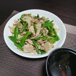 今夜は豚肉とニンニクの芽の炒め物をつまみに晩酌