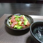 今夜の晩酌 まぐろとアボカドのワサビ醤油の和え物を肴に一杯