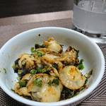 今夜の晩酌 蒸しホタテをネギ塩で炒めて一杯