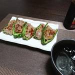 今夜の晩酌 いか納豆にピーマンの肉詰めで一杯