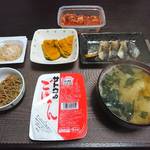 今夜の晩飯 米と味噌と少しの野菜と真鯖の切り身