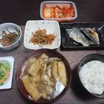 今夜の晩飯 米と味噌と少しの野菜と鯵の焼き物