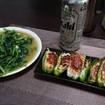 今夜の晩酌 ピーマンの肉詰めに青菜炒めで一杯
