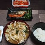 今夜の晩飯 米と味噌と少しの野菜と鮭のバター焼き